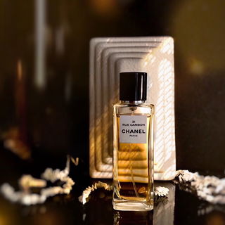 …. meinen lieben Dank Euch allen für Euren Besuch in der Rue Cambon - und die tollen Worte, die ihr mitgebracht habt  🥰 - auch wenn hier gerade etwas Unordnung herrschte 😉 ;)