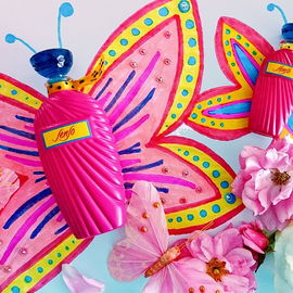 Buntes Treiben im Vorgarten . Mama Helga und Töchterchen Elsa genießen die Blütenpracht .