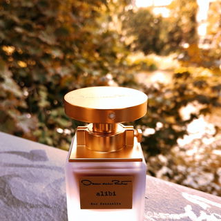 Alibi Eau Sensuelle by Oscar de la Renta