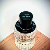 Muss so (gefiel mir aber bei diesem Flakon auch gut so) - von oben, weil der Duftname bei Les Bains Guerbois nur auf dem Deckel steht😉🙂 Dankeschön für Eure Besuche und lieben Kommentare🙏🏻💖🌟 (by Olfaktoria)