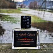 MARIUS Beschreibung in etwa : sauberes V2 Grand Emperor Hainan Oud mit sehr kinetischem Geruch. Eine Kombination aus 3 fermentierten Puh-Erh-Tees aus China.Und eine kleine Spur nicht fermentiertes Sandelholz. Der Geruch : wie Shoyeido Räucherstäbchen in einer Flasche - ohne Rauch. Sunset in Hainan ist ein Volltreffer. 🧘‍♀️ Zwischendurch finde ich auch etwas wie Tabak-Tinktur. Die Haltbarkeit in Räumen ist enorm : 48h ohne! zu erschlagen.VIELEN DANK ALLEN. 🧞‍♀️ (von Seejungfrau)