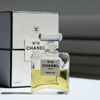 N°19 (Parfum) von Chanel
