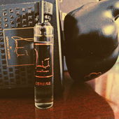 Should you be wondering which kind of strange object is standing next to this sample : it is the cap of Ludovica di Loreto 's latest perfume ESTER. The cap is formed like a heart. A real one... (remember your lessons in anatomy?) (by Gold)