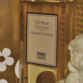 Un bois vanille by Serge Lutens