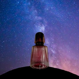 Im Universum einer sternklaren Nacht in der alles möglich ist, erhebt sich Nuit d´éte zum Himmel empor.