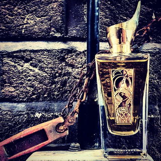 Because Xerjoff Homme deserves an ultra butch, mainly setting!