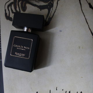 Herz der Schwärze in der segnenden Hand der Äbtissin von Victor Hugo