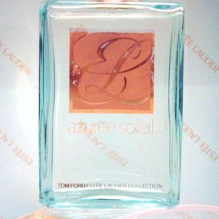 Das hat Tom Ford fein gemacht:) und es ist mehr als schad, dass den Duft nimmer gibt!