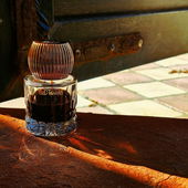 Oud Taiwan : Werkstatt.Ohne Affenhaus. :) Als hätte eine Lady in Pelzmantel und Vintageparfum gehüllt kurz die Räume betreten.Warmes Vinyl.Petroleum.Mehr indoor als outdoor.Danke euch ☺️ (von Seejungfrau)