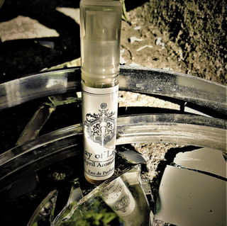 Duft, der sich im Licht betrachtet