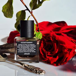 Eine oudgetränkte,marmeladig - orientalische Moschusrosine inklusive Zibeteinlage,gewürzt mit einer Prise Cassia-Zimt in duftenden Heuballen. 🌹 Vielen Dank allen. 🧜‍♀️