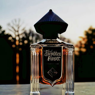 Auch nach sieben Monaten Reifezeit ist FF nichts weiter als angenehm,flaches Blech [siehe Foto].😅 Etwas Grapefruitbitter zwischen ozonig gummierten Korianderaromen.Vorteil : die schlonzige Tonkabasis der restlichen Musk Collection ist hier nicht zu finden. Zumindest leuchtet diese Laterne auch im Dunkeln. 🏮 Vielen Dank allen 🧜‍♀️