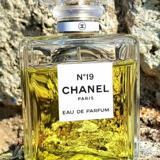 N°19 (Eau de Parfum) by Chanel