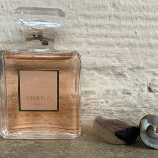 Das Extrait der Mademoiselle ist hübsch. Schillernd, elegant, gerade geöffnet. Die Staubspuren sind Reste der Versiegelung.