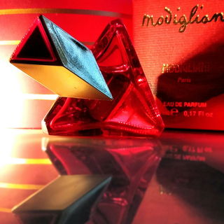 der Maler Modigliani hatte in seinen Arbeiten der 1920er Jahre einen modernen Blick auf Frauen, das war in meinem Kopf bei der Bildgestaltung - freue mich über Euren Besuch 🌹🧡