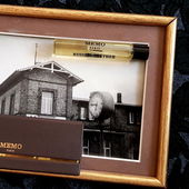 Das Hintergrundfoto von 1999 entstammt meinem Privatbesitz und zeigt einen alten Bahnhof (#Copyright-Info) (von CharlAmbre)