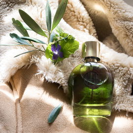 Hiram Green Arbolé Arbolé has a warm and soft, peach skin suede like texture.