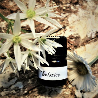 Unter hellen Blüten