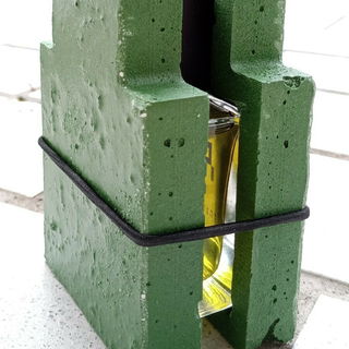 Die Umhüllung ist aus einem porösen, steinigen Material. Vermutlich gegossen und gefräst.