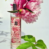 Duftprofil : floral/fruchtig/synthetisch. 😁 Assoziation : Bilderbuch Bauerngarten : Rosie trägt Samtkorsett. Himbeergrün verströmt sanfte Fruchtigkeit.Herbkühler Morgentau befeuchtet Pfirsichhärchen. 🧜‍♀️ VIELEN DANK ALLEN. (von Seejungfrau)