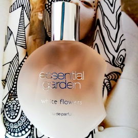 White Flowers - Essential Garden