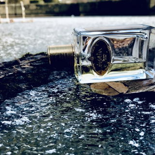 Das Holz ist im Eis eingefroren - kühl und warm vereint sich...