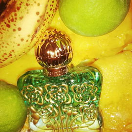 Obstcocktail-Duft in seinem natürlichen Habitat auf Mangos gebettet, umgeben von Limette...