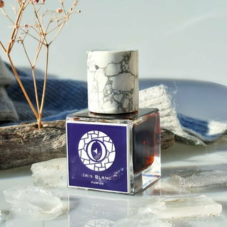 Iris Blanc: Tigerwood – Ensar Oud https://share.google/B6jWwhAK8czlLGbP2 🪄 Hatte eine Originalprobe,welche mir natürlich sehr gut gefiel. Allerdings kam Tigerwood erst aus dem Flacon gesprüht geballt zum Vorschein. Dieser blassviolett,mineralisch kühlende Nylonstrumpfschleier steht mir sehr gut.Hat was von einem zeitlosen Kaschmirpulli ohne Schnörkel. Vielen Dank allen.🧜‍♀️