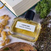Kleiner Funfact zum Foto-Setup: Das „Zauberbuch“ ist ein Grimm’s-Märchenband von 1961, den mein Vater meiner Mutter 1975 geschenkt hat. Grimoire selbst gehört aktuell zu meinen absoluten Lieblingsdüften. Diese Lebreton Patina aus Staub, Papier und altem Holz hat es mir angetan. Vielen Dank auch für Euer Feedback zum Foto. (by 44muc)