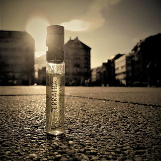 Delphine raucht die Sonne