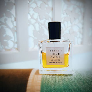 Unsüß/saftige Zitrusfrüchte/körperlich # Luxe : Puder - Westwoodrosa.Calme : kühlgrün rauschender Wasserfall.Volupté : Schweißperlen.Sinnlich.