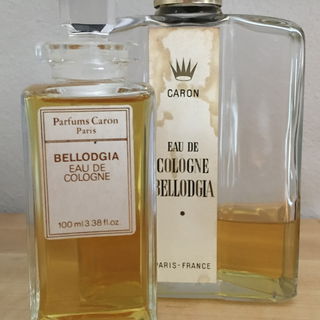 Vorn: Der Art-Deco-Flakon aus den 1960ern, hinten ein Flakon aus den 1950ern. Aber der kleine 100ml-Art-Deco-Flakon aus Kristall wurde mit dem Inhalt des riesigen 400ml-Flakon neu befüllt, als er leer war.