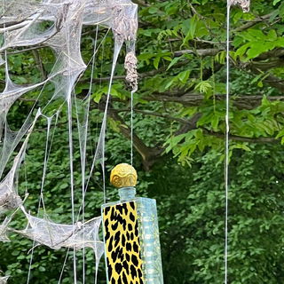 Die Fäden erinnern mich an die Elefantenbeine auf Dalis Bildern.