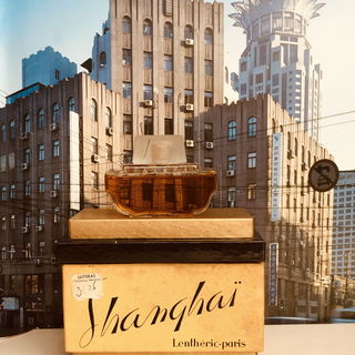 Der „Bund“ in Shanghai, die „Blume“ rechts oben ist nachts beleuchtet.