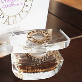 Extrait 7,5 ml. mit Swarowski-Steinen. Das Guerlain-Siegel auf dem Deckel ist 24 karätigem Gold verziert.