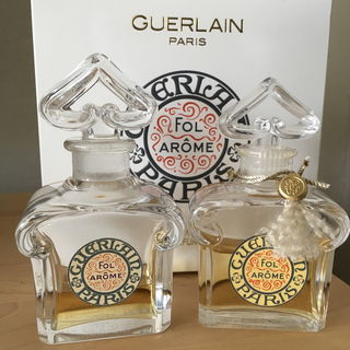 Links: Baccarat-Flakon der alten Ausgabe (1912), rechts aktueller Flakon (2020), jeweils mit 15ml vom aktuellen Duft gefüllt. Das Etikett vom 2020er ist im erhabenen Reliefdruck gehalten, das alte schlicht. Der Baccarat-Flakon aus Kristallglas ist gewichtig und erheblich „tiefer“, außerdem hat er einen perfekt eingeschliffenen Stopfen.