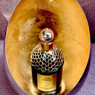 Hallo ihr Lieben,  seit 2024 erstrahlt Cuir Intense im neuen Flakondesign und ist jetzt Teil der Kollektion Absolus Allegoria. Die Duftkomposition bleibt unverändert.  Ich wünsche euch eine schöne Woche und sende liebe Grüße! 🙏🥰💛