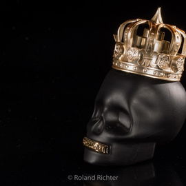 To Be - The King - Police
