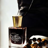 Benzin - Puderquaste leichtgängig über Birkenteergetränkte Brokatornamente getupft. Mattes Finish,rotorangebeerige Lipsticknote [Iris,Cranberry] welche softledrig aber auch animalisch/dreckigharzig,wachsig,frivolelegant wie eine Theaterzigarettenspitze daherkommt. 🥀💄🫦DANKE ALLEN 🧜‍♀️ (von Seejungfrau)