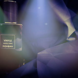 The criminally discontinued YSL Vinyle. Myrrh, vanilla, immortelle, anise, with a dash of dusty, plasticky suede. Brilliant and addictive. Or brilliantly addictive. IG a_nose_addicted