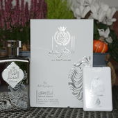 In der Flakonschachtel, befindet sich, als Zugabe, eine 20 Millimeter Probe oder 