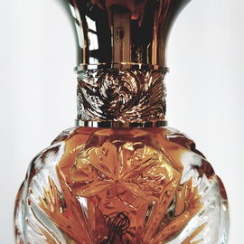 7,5 ml Parfum im nachfüllbaren Taschenzerstäuber.