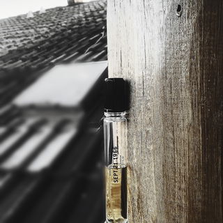 Grasiggerollte Terpene kringeln FataMorganaAfganen.MandelErdbeerMateSchwaden. Dunkelerdige Pudrigkeit - die eine Ahnung von Rauch in sich birgt