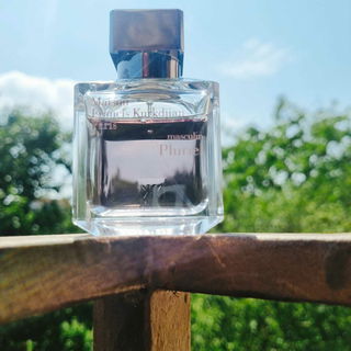 Modern take on barbershop, smell of luxury shaving foam is divine, lavender is high quality in this perfume 💜