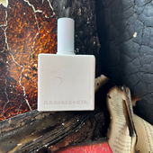 Die ausgebrannte Telefonzelle steht genau gegenüber der bunten Paletten-Bank.    „Wahnsinniger“ Kontrast! (by BeJot)