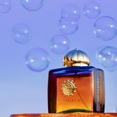 Diesmal ohne Ela, dafür mit Fernauslöser ;-) Bitte nicht enttäuscht sein, wenn ihr den Flakon mal in die Hand bekommt, Licht und Bearbeitung kommen hier ehrlicherweise zu seinen Gunsten zusammen... ;-) Genießt den Tag! ☀️ (by BBMie)