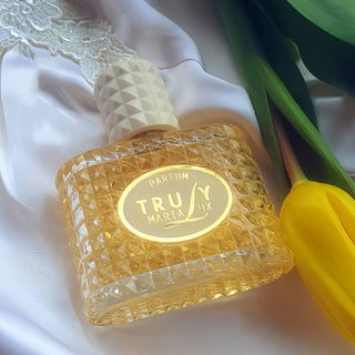 Gualtieri KANN : sophisticated - seifenrein. Iris - seidenmatt. 🦢 TRULY! Ylang Ylang - strahlend hell.Wie Frühling. ⚘️  Klassisch : Aldehyde.Jasmin.Hedione. Ein Hauch Zibet faucht unter weißen Chypre - Blütenröcken.  Ein überarbeitetes Archivbild aus 2023. Lieben Dank allen. 🧜‍♀️