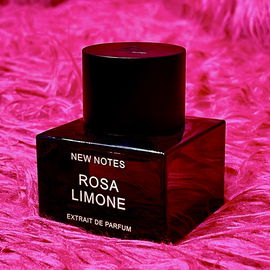 Rosa steht eigentlich für die Rose. Kein „Bed of Roses“, nur rosa gebettet. Liebe Grüße und danke für euren Besuch! 🙏🥰🖤🩷
