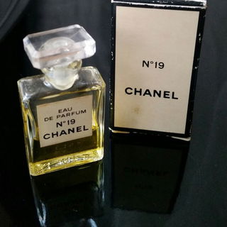 N°19 (Eau de Parfum) by Chanel