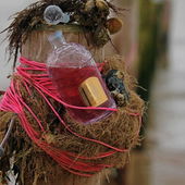 Merci, ihr Lieben, ihr erzählt die schönsten Geschichten und Interpretationen :) Die Vorlage war tatsächlich schon da - wenn sich solch Szenerie bietet, muss da ein Flakon rein ;) (von EveMist)